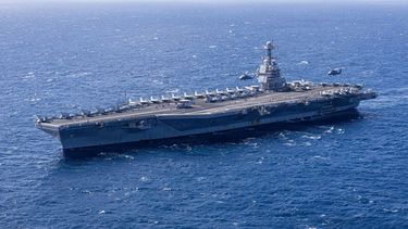 El presidente estadounidense, Donald Trump, ordenó el despliegue del portaviones USS Abraham Lincoln junto con su grupo de combate a aguas de Oriente Medio y ordenó el envío de otro más, el USS Gerald R. Ford (en la imagen), para presionar a Irán, después de que Rusia e Irán anunciaran ejercicios navales conjuntos en el mar de Omán y el norte del océano Índico, con el fin de reforzar la seguridad y la coordinación para enfrentar amenazas a la seguridad marítima, en medio de las amenazas militares de Estados Unidos contra Teherán.