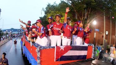 El equipo de Cuba en la Serie Mundial de Pequeñas Ligas durante el desfile de presentación en las calles de Williamsport, Pennsylvania, el lunes 14 de agosto de 2023.&nbsp;
