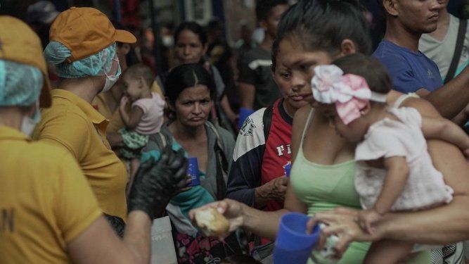 Fotografía de abril de 2019 de un grupo de migrantes venezolanos, la mayoría mujeres, que reciben&nbsp;alimentos en Cúcuta, Colombia. Intentan llegar a Venezuela.&nbsp;