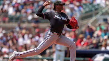 El lanzador dominicano de los Marlins de Miami, Edward Cabrera, lanza durante la primera entrada del juego frente a los Bravos de Atlanta, el domingo 4 de agosto de 2024, en Atlanta.