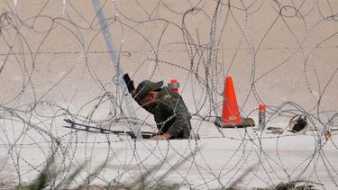 Un agente de la Patrulla Fronteriza de Estados Unidos trabaja en la frontera para sellar un túnel transfronterizo ilegal (que fue descubierto originalmente el 10 de enero de 2025) entre El Paso, Texas, Estados Unidos, y Ciudad Juárez, estado de Chihuahua, México, el 11 de marzo de 2025.