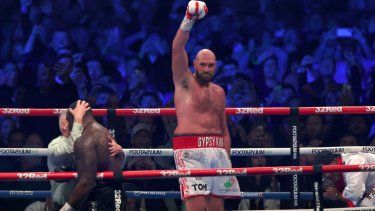 En foto del 23 de abril del 2022, el boxeador Tyson Fury celebra tras superar al británico Dillian Whyte por el título de los pesados del CMB en el Estadio de Wembley.