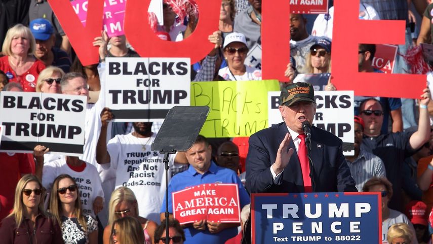 El candidato presidencial republicano Donald&nbsp;Trump&nbsp;habla durante un evento de su campaña electoral en el aeropuerto internacional de Sanford,&nbsp;Florida.