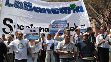La medida de protesta paralizó este lunes la actividad bancaria, situación que con seguridad se repetirá mañana si las partes en disputa no llegan a un acuerdo.