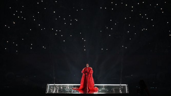 La cantante barbadense Rihanna se presenta durante el espectáculo de medio tiempo del Super Bowl LVII entre los Kansas City Chiefs y los Philadelphia Eagles en el State Farm Stadium en Glendale, Arizona, el 12 de febrero de 2023.