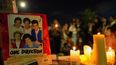 Fans realizan una vigilia para rendir homenaje al cantante británico Liam Payne en Bogotá el 18 de octubre de 2024.