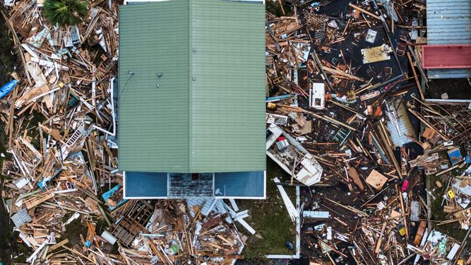 Una vista aérea de las casas dañadas después de que el huracán Helene tocara tierra en Horseshoe Beach, Florida, el 28 de septiembre de 2024.&nbsp;