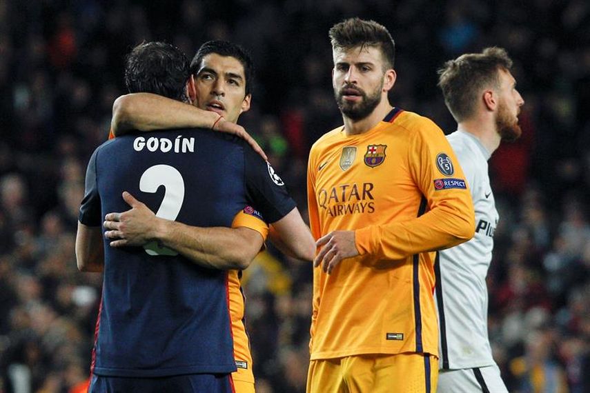 Piqué mira de forma desconsolada tras la derrota. (EFE)