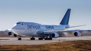 Un Boeing 747 de propiedad venezolana rueda en la pista después de aterrizar en el aeropuerto Ambrosio Taravella de Córdoba, Argentina, el lunes 6 de junio de 2022. 