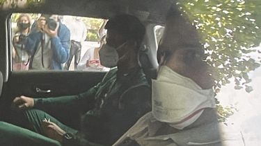 Novak Djokovic, en la parte trasera de un auto a su llegada a un hotel de detención de migrantes, en Melbourne, Australia, el 15 de enero de 2022.&nbsp;