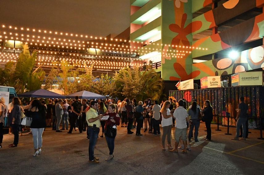 Las pequeñas obras de teatro son presentadas en contenedores climatizados.