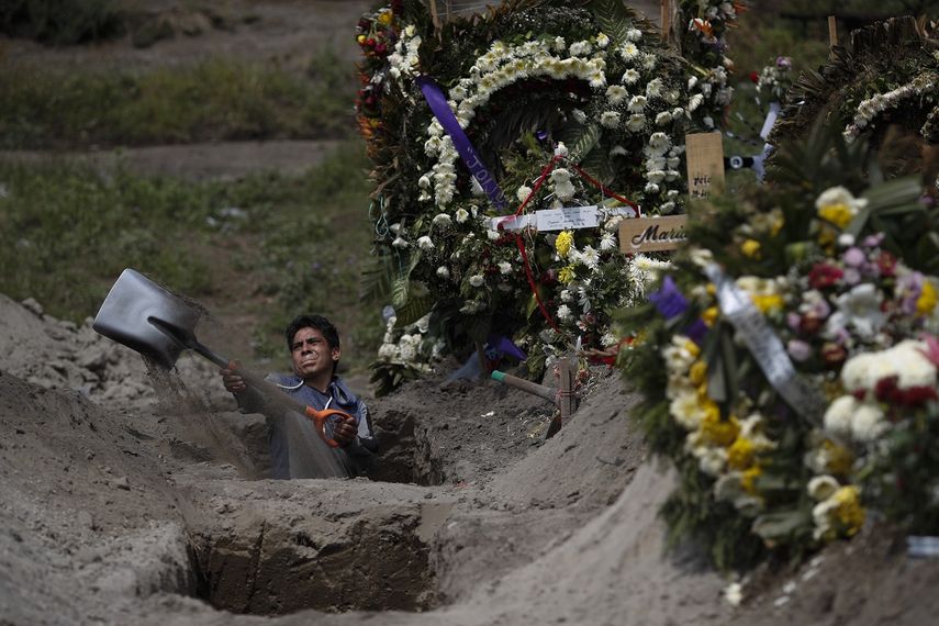 El trabajador de un cementerio cava una tumba en una secci&oacute;n del Cementerio Municipal de Valle de Chalco que se abri&oacute; a inicios de la pandemia de coronavirus para lidiar con el aumento de decesos, a las afueras de la Ciudad de M&eacute;xico, el jueves 24 de septiembre de 2020.&nbsp;