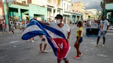 Un hombre ondea una bandera cubana durante una manifestación contra el régimen cubano en La Habana, el 11 de julio de 2021.