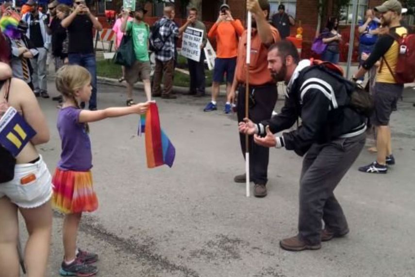 Zea empuñó una bandera de arcoiris mientras no dejaba de mirar al sujeto. (YOUTUBE)