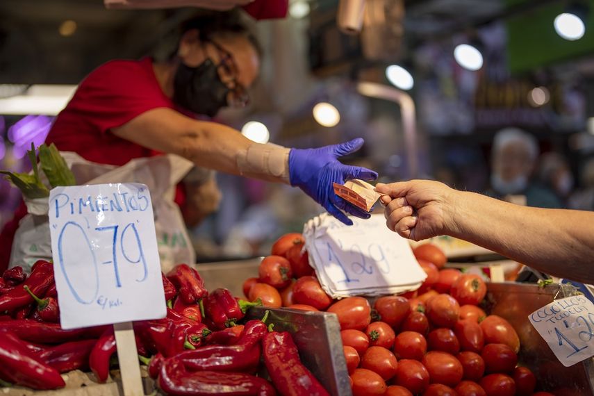 Un cliente compra verduras en el mercado Maravillas de Madrid, el 12 de mayo de 2022.&nbsp;