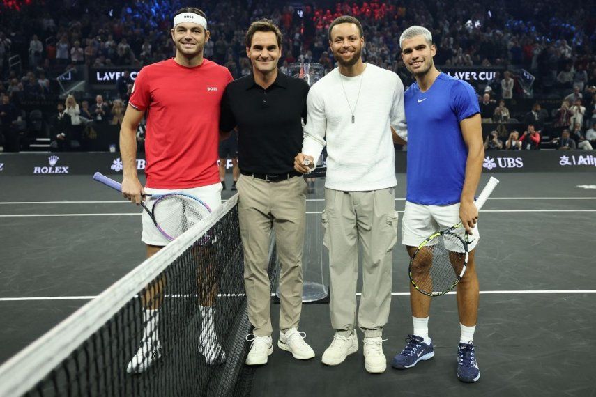 Taylor Fritz del Equipo Mundial, el extenista Roger Federer, el jugador de la NBA Steph Curry de los Golden State Warriors y Carlos Alcaraz del Equipo Europeo posan antes de un partido individual durante el segundo día de la Laver Cup 2025 en el Chase Center el 20 de septiembre de 2025 en San Francisco, California.&nbsp;