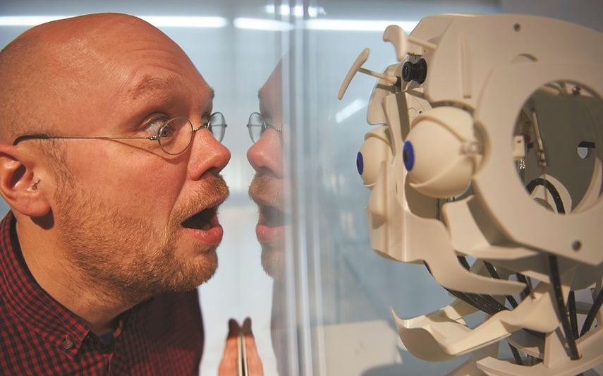 El pequeño Félix cierra los ojos, los abre, los gira, levanta las cejas y baja el mentón, igual que la persona que tiene delante. (dpa)