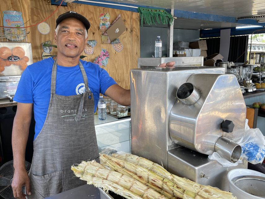 Ramón Vásquez tiene una cafetería en el mercado de Opa Locka.