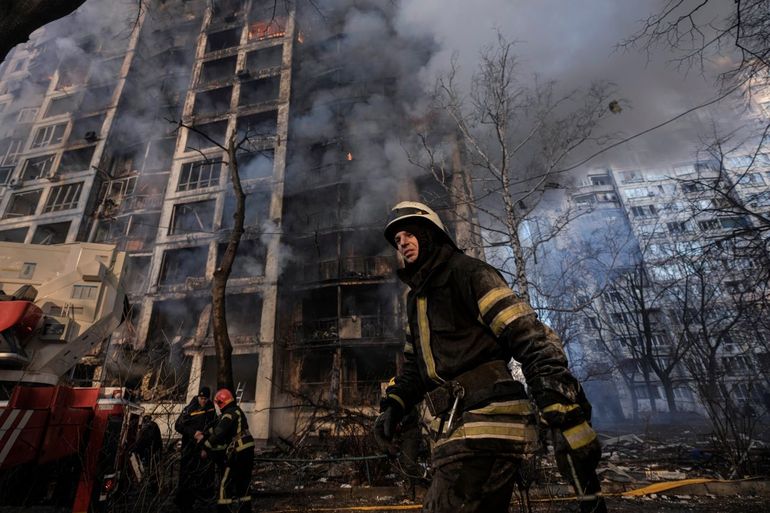 Un bombero camina junto a un edificio de apartamentos destruido por un bombardeo ruso en un área residencial de Kiev, Ucrania, el 15 de marzo del 2022. 
