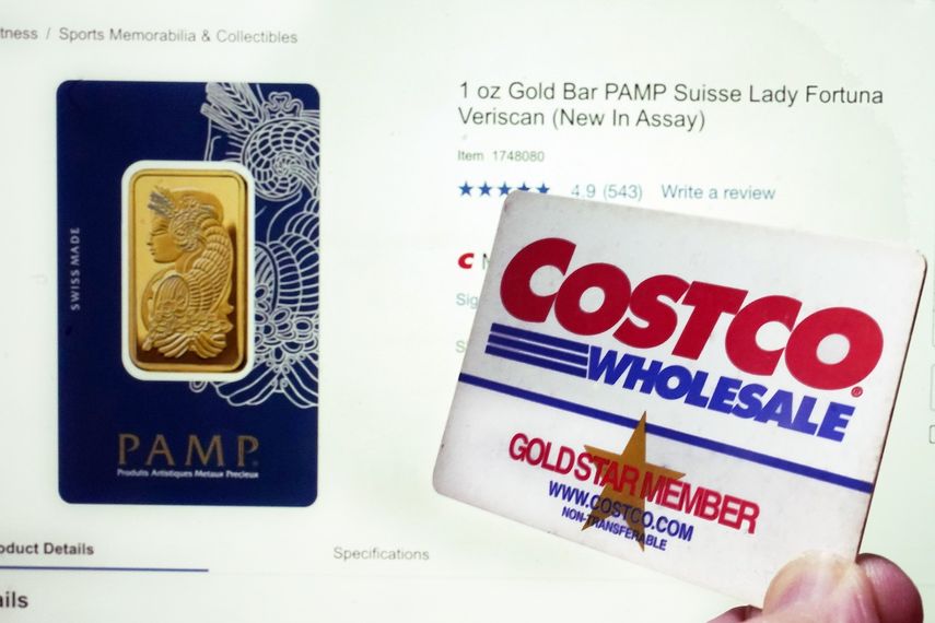 Esta fotografía muestra una página web de Costco ofrece a la venta en línea una barra de oro PAMP Suisse Lady Fortuna Veriscan y una tarjeta de miembro de esa cadena minorista en Nueva York, el miércoles 4 de octubre de 2023.&nbsp;