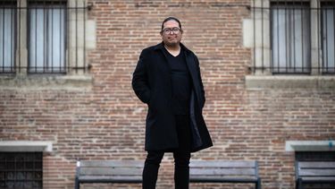 El director, productor y guionista boliviano Álvaro Olmos Torrico posa en el marco del festival de cine latinoamericano Cinelatino en Toulouse, al sur de Francia, el 22 de marzo de 2026.