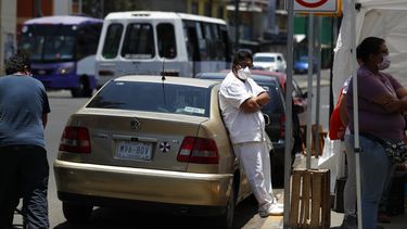 El cocinero del hospital p&uacute;blico Christian Antonio Castillo, de 27 a&ntilde;os, se apoya en su autom&oacute;vil, donde decidi&oacute; dormir desde el lunes, para evitar poner en peligro a los otros miembros de su gran hogar, varios de los cuales son diab&eacute;ticos, mientras pasa el tiempo fuera del hospital donde trabaja en el distrito de Iztapalapa, Ciudad de M&eacute;xico, el martes 5 de mayo de 2020.&nbsp;
