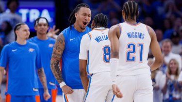 Jalen Williams (8), del Thunder de Oklahoma City, festeja con su compañero Jaylin Williams, en el primer partido de las semifinales de la Conferencia Oeste ante los Mavericks de Dallas, el martes 7 de mayo de 2024&nbsp;