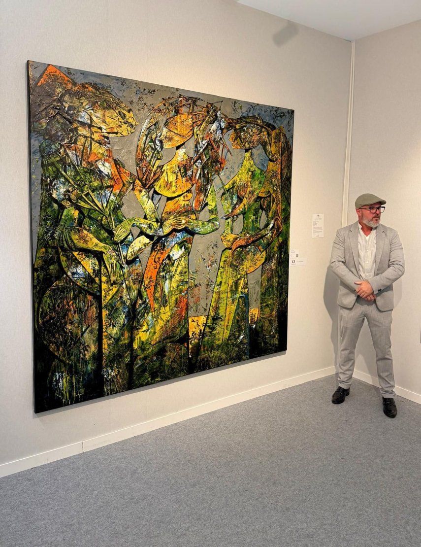 Fredy Villamil posa junto a su obra, Testigos del crepúsculo, premiada en París con el Renée Béja.