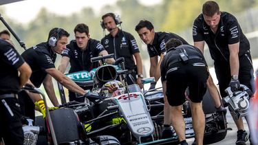 El piloto británico de Fórmula 1 Lewis Hamilton, de la escudería Mercedes AMG, es asistido por equipo técnico durante los entrenamientos libres para el Gran Premio de Italia que se celebra el próximo 4 de septiembre.