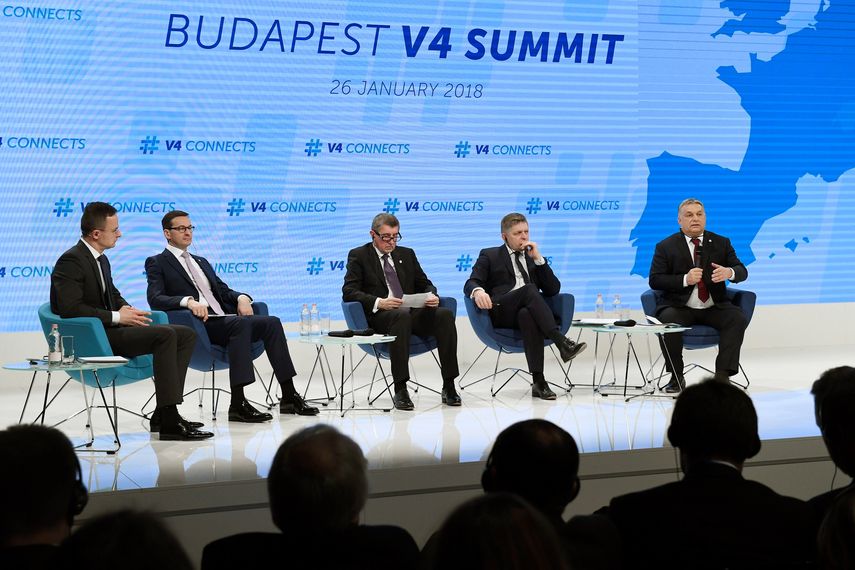 El ministro húngaro de Exteriores Peter Szijjarto (izq) modera un panel en el que intervienen el primer ministro polaco Mateusz Morawiecki (2i), el primer ministro checo Andrej Babis (c), el eslovaco Robert Fico (2d) y el húngaro Viktor Orban, en el marco de la reunión de jefes de gobierno del Grupo de Visegrado (V4), en Budapest.