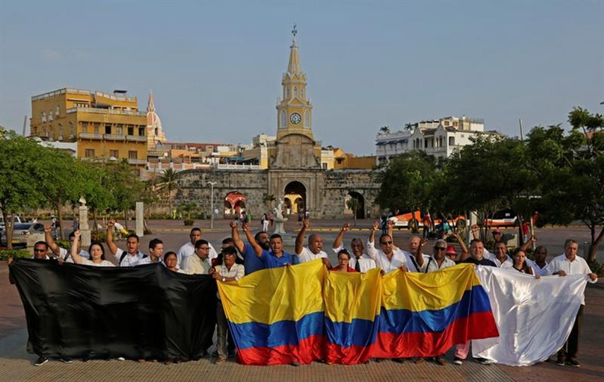 Decenas de periodistas se reunieron este lunes Cartagena de Indias, para elevar su voz de protesta en rechazo del asesinato de los miembros del equipo de prensa del diario El Comercio de&nbsp;Ecuador&nbsp;