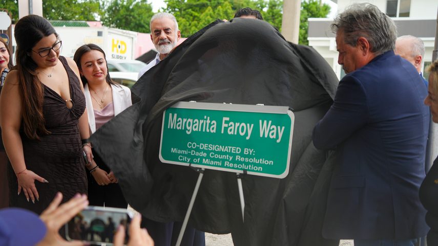 El comisionado de Miami Miguel Ángel Gabela (der.), junto a familiares y amigos, devela la placa que identifica la Margarita Faroy Way a partir de este 9 de septiembre de 2025.