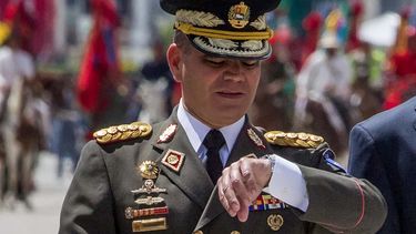 El ministro de Defensa venezolano, Vladimir Padrino López, fue ratificado en su puesto, pero relevado como jefe del Comando Estratégico Operacional militar.