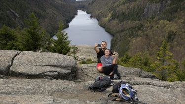 Sidney Gleason, derecha, y Joe Gorsuch se toman una selfie frente al lago Lower Ausable en la Reserva de los Montes Adirondack, Nueva York, 15 de mayo de 2021.&nbsp;