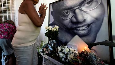 Una mujer reza frente a una foto del fallecido cantautor cubano Pablo Milanés, durante un acto de homenaje en el estudio de grabación de PM Records en La Habana, el 22 de noviembre de 2022.
