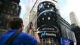 Un hombre tira foto a la gigantesca pantalla de Nasdaq en el Time Square de Nueva York. Un hombre tira foto a la gigantesca pantalla de Nasdaq en el Time Square de Nueva York.
