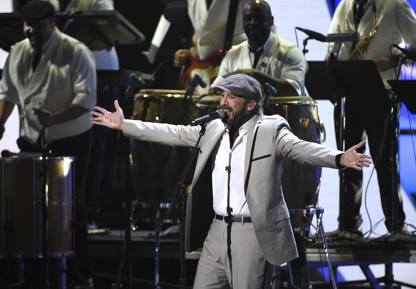 El m&uacute;sico Juan Luis Guerra act&uacute;a en los Latin Grammy.