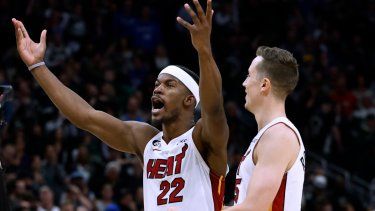 Jimmy Butler (22), alero del Heat de Miami, festeja en los últimos segundos del duelo de playoffs en que su equipo eliminó a los Bucks de Milwaukee, el miércoles 26 de abril de 2023.