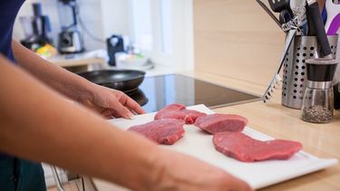 La carne vacuna debe ser rojiza, pero no rojo oscuro.&nbsp;