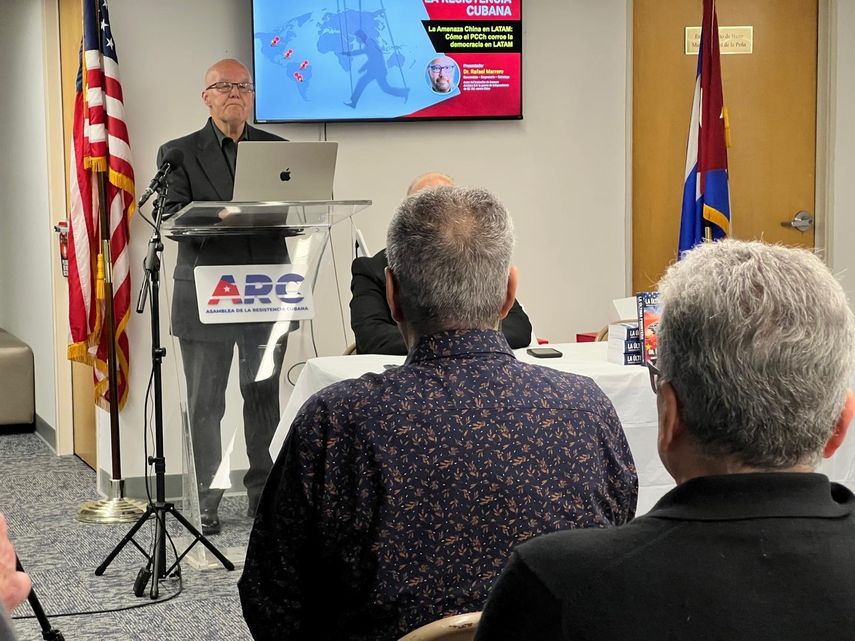El diplomático y expreso político Luis Zúñiga durante la presentación del libro del Dr. Marrero.&nbsp;