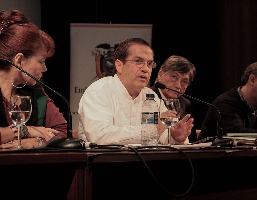 Fotografía de archivo del exministro de Exteriores de Ecuador, Ricardo Patiño (cen.).
