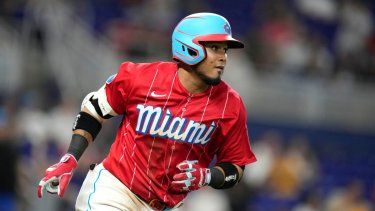 Luis Arráez, de los Marlins de Miami, corre las bases durante un juego de béisbol contra los Atléticos de Oakland, el sábado 3 de junio de 2023, en Miami.&nbsp;