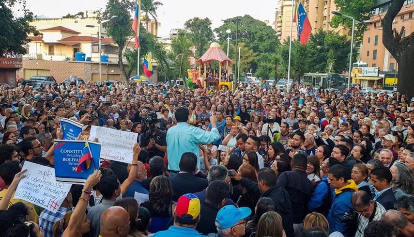 Imagen publicada por el activista Jesús Armas en su cuenta de Twitter, donde se ve a cientos de vecinos del Municipio Libertador en un Cabildo abierto.&nbsp;