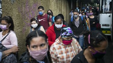M&uacute;ltiples transe&uacute;ntes se desplazan por una acera el 1 de junio del 2020 en medio de la pandemia del coronavirus, en Caracas, Venezuela.