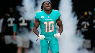 El wide receiver de los Dolphins de Miami, Tyreek Hill, es presentado ante los fanáticos previo a un juego contra los Jets de Nueva York, el 8 de enero de 2023.