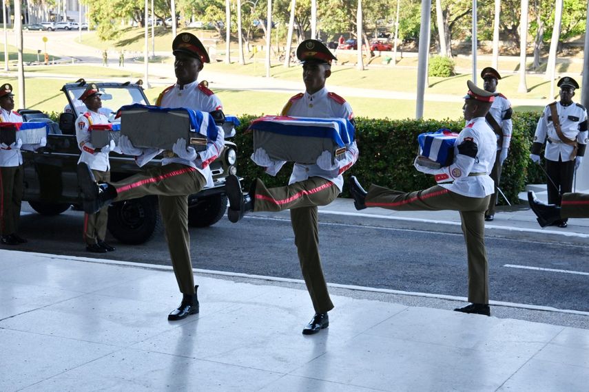Militares cubanos durante la ceremonia de repatriación de los efectivos fallecidos durante la captura de Nicolás Maduro en territorio venezolano.&nbsp;