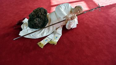 &nbsp;Foto de archivo tomada el 17 de octubre de 2016 en el museo Monnaie de Paris muestra una escultura que representa al Papa Juan Pablo II La Nona Ora del artista italiano Maurizio Cattelan, antes de la inauguraci&oacute;n de su exposici&oacute;n Sin miedo al amor. Otra escultura inusual que representa a San Juan Pablo II sosteniendo un meteorito fue presentada en Varsovia el jueves 24 de septiembre de 2020, una respuesta art&iacute;stica a la controvertida estatua que muestra la roca derribando al difunto Papa por Cattelan.