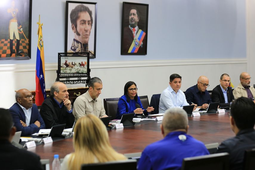 La vicepresidenta del r&eacute;gimen de Nicol&aacute;s Maduro, Delcy Rodr&iacute;guez, encabeza una reuni&oacute;n de gabinete en el Palacio de Miraflores.