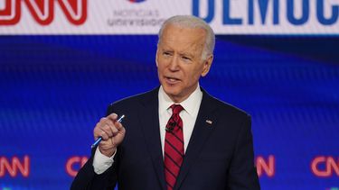 En esta imagen del 15 de marzo de 2020, el ex vicepresidente de Estados Unidos Joe Biden durante un debate de las primarias por la candidatura dem&oacute;crata a la presidencia con el senador independiente de Vermont Bernie Sanders, organizado en los CNN Studios en Washington.&nbsp;