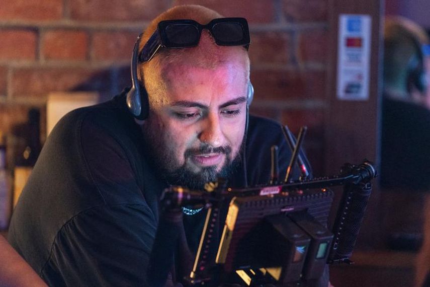 Jorge Xolalpa, un cineasta de 33 años nacido en México, revisa una toma en una pantalla durante la filmación de su película más reciente Union Station en un bar de West Hollywood, California, el martes 4 de octubre de 2022.&nbsp;
